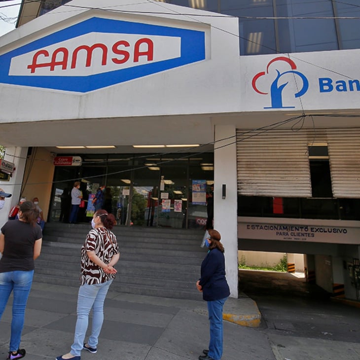 Ahorradores de banco Famsa realizan plantón, quieren sus depósitos 