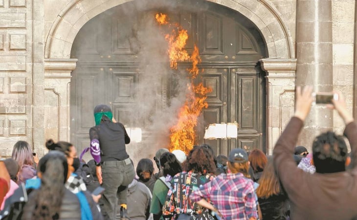 Feministas prenden fuego a fachada del Congreso en Edomex