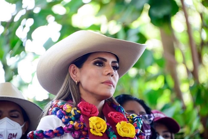 Ya hace fila para votar en Guerrero la candidata Evelyn Salgado