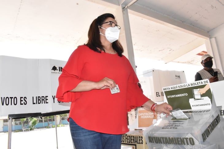 Emite su voto Lupita Murguía, contendiente a la Presidencia de Monclova