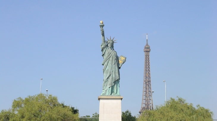 Una pequeña Estatua de la Libertad va de París a NY a saludar a su 'hermana'