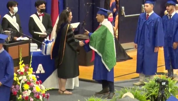 Joven que usó bandera de México en graduación en EU recibe su diploma
