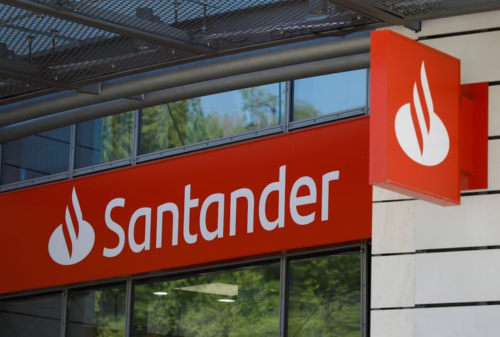 Santander no sale de bolsa mexicana; busca compra total de acciones
