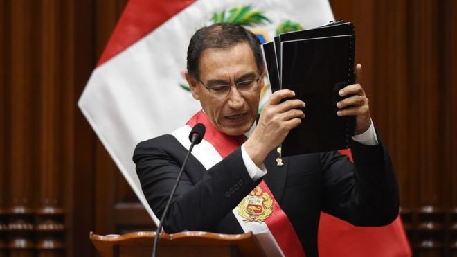 Presidente de Perú expresa preocupación por reformas que promueve el Congreso