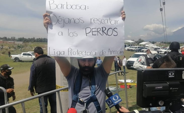 Rescatistas piden les permitan sacar a perritos del socavón en Puebla