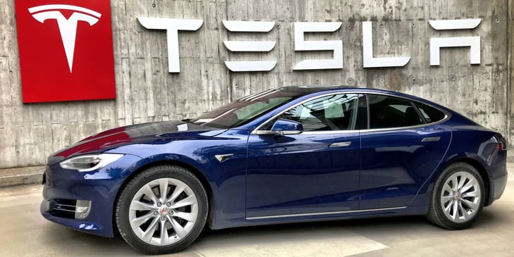 Tesla lanzará un automóvil de alta gama que competirá con Mercedes y Porsche