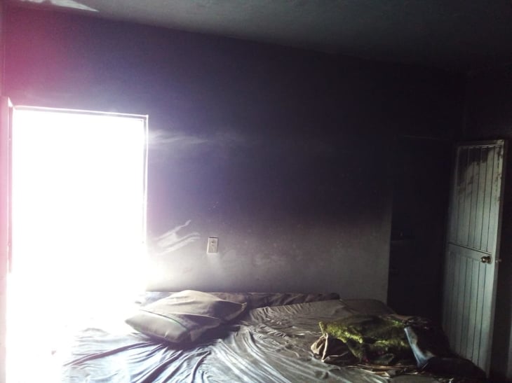 Incendian niños casa habitación en Castaños apagan fuego con tinas de agua