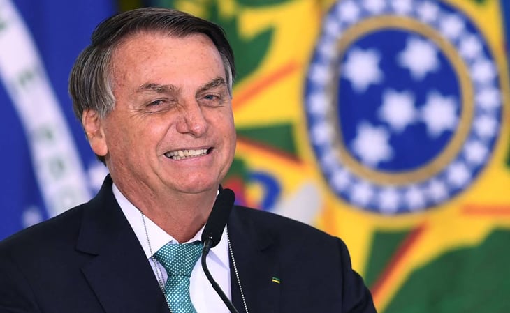 Bolsonaro es recibido en avión entre gritos de 'mito' y 'genocida'