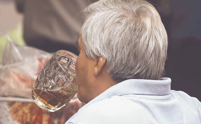 Mexicanos, los más cerveceros entre 52 naciones, dice OCDE