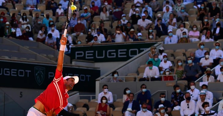 Djokovic reconquista París tras remontar a Tsitsipas