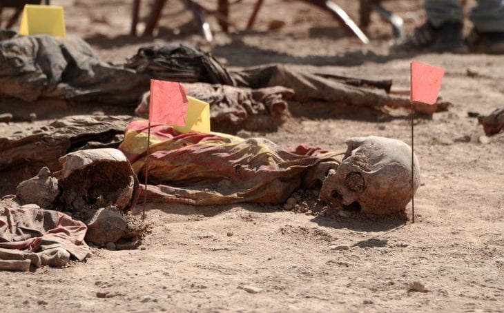 Exhuman restos de 123 personas en fosa común del EI para identificar víctimas