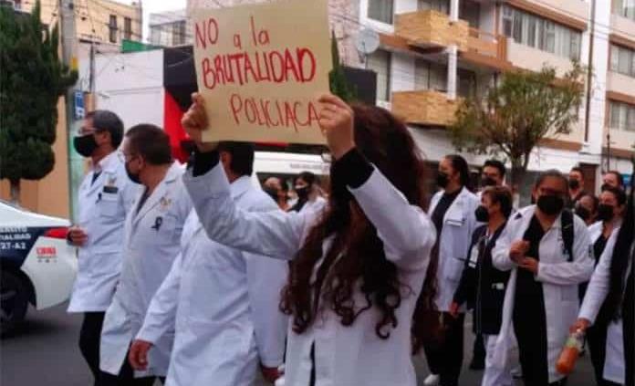 Marchan médicos en Pachuca; exigen justicia por muerte de doctora
