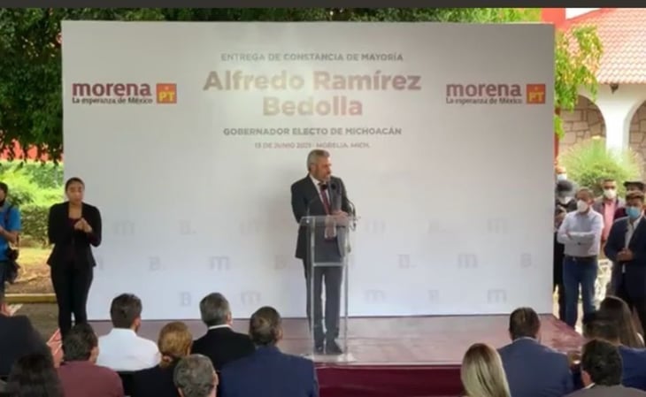 Alfredo Ramírez Bedolla recibe constancia de mayoría