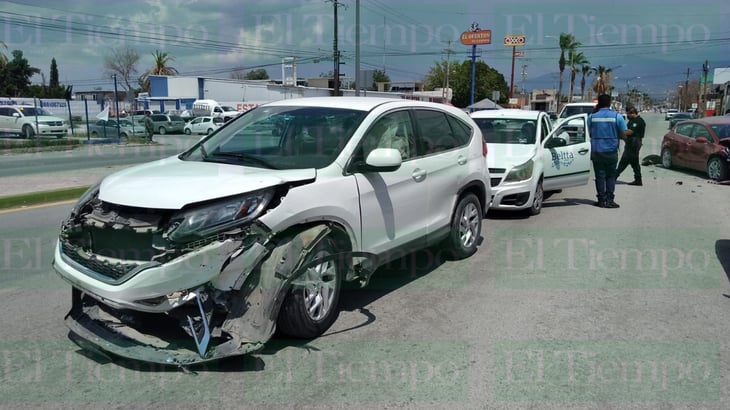 Mujer provoca fuerte accidente en Monclova 
