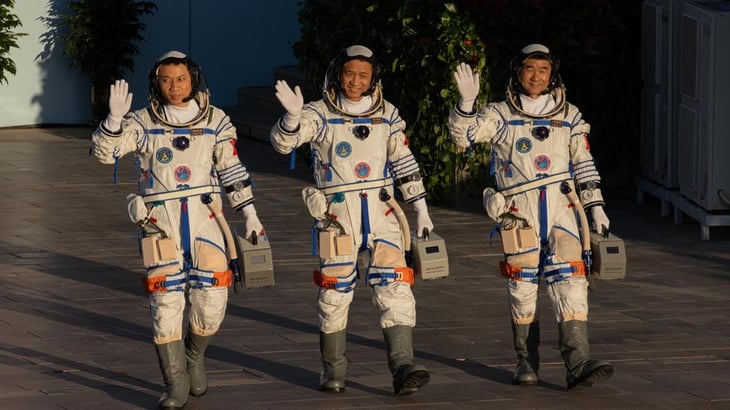 Despega con éxito la nave que llevará a tres astronautas chinos al espacio