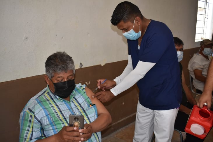 Vacunan a 186 con Pfizer en Escobedo