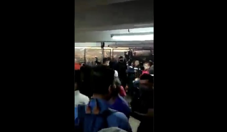 Captan pelea campal en Metro Pantitlán en CDMX 
