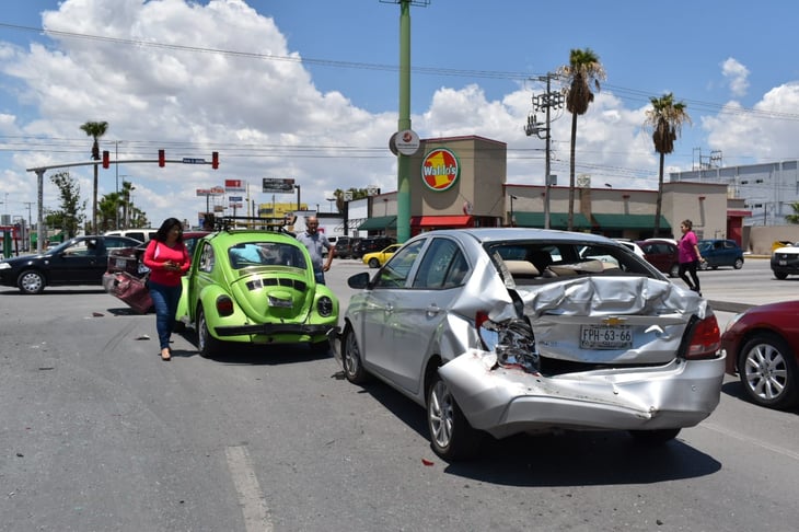 Camión impacta a tres automóviles en Monclova
