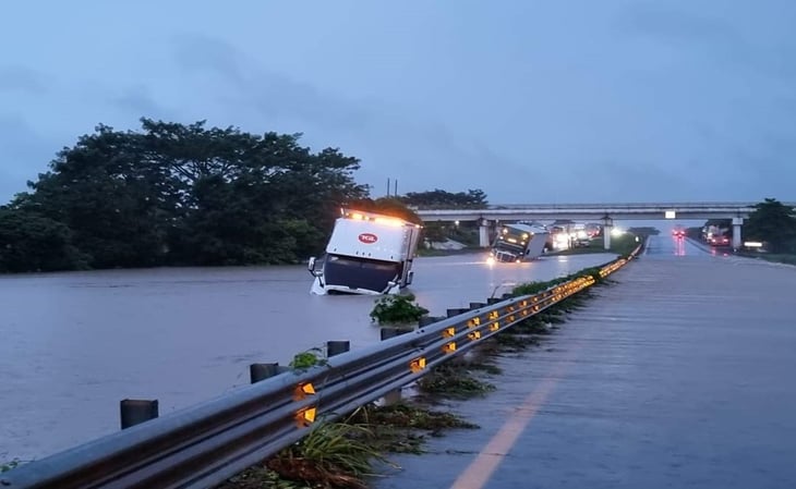 Desbordamiento de río en Veracruz deja a automovilistas bajo el agua