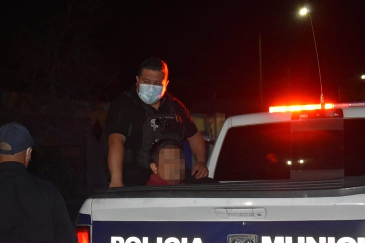 Cafre choca e intenta huir; afectados lo siguieron y lapidaron su casa en Monclova 
