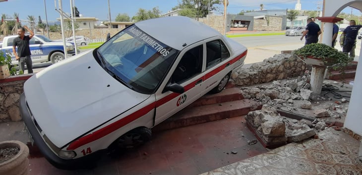 Taxi se queda sin frenos y choca contra barda en Monclova