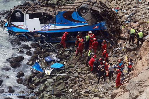 Mueren 27 pasajeros tras caída  de autobús a precipicio en Perú