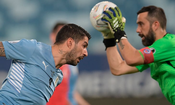 1-1. Uruguay respira con un autogol de Vidal, que le da el empate con Chile