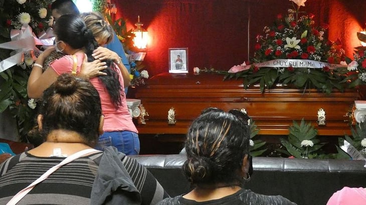 Familiares reclaman justicia tras matanza de civiles a sangre fría en México