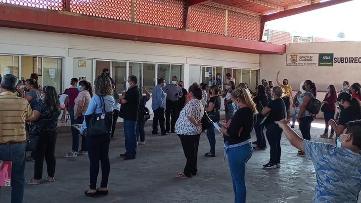 Más de 100 padres de familia buscan reubicación de escuela en Monclova 
