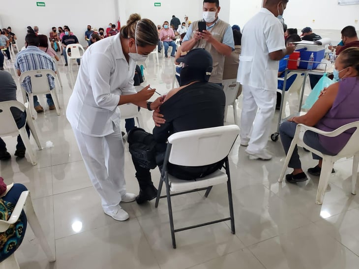 Reciben la primera dosis de vacuna antiCOVID-19 el bloque de 40 a 49 en San Buenaventura 