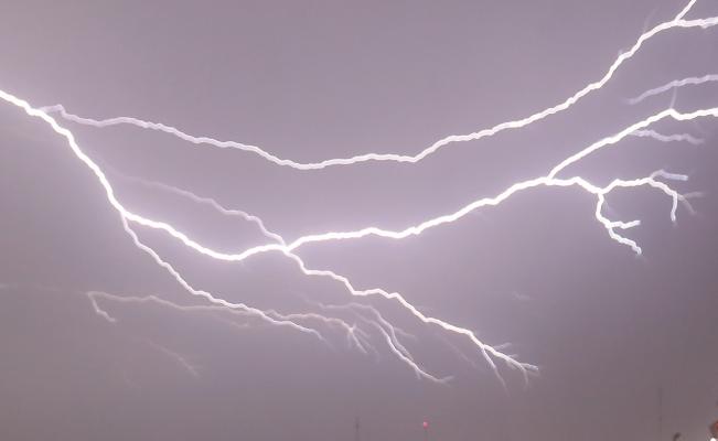 Rayo alcanza a dos hombres durante tormenta eléctrica en Xilitla, SLP