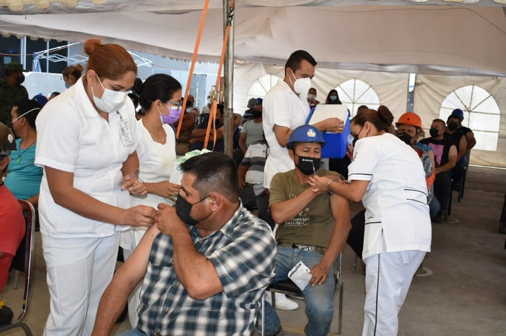 Vacunan con Pfizer a 110 trabajadores de la empresa Grupo Fox en Castaños 