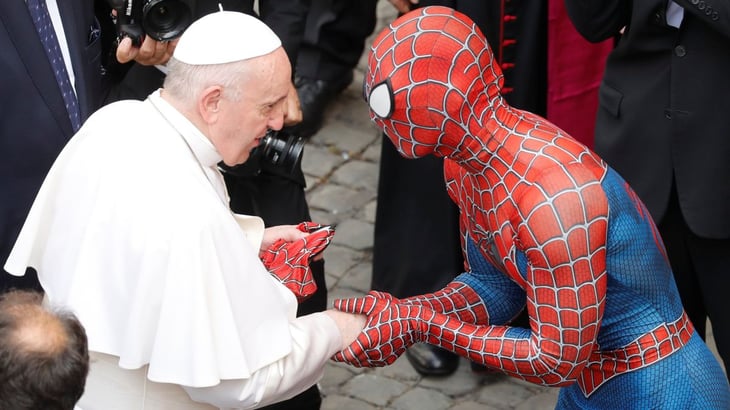 El Papa Francisco saluda a  ‘Spider-man’ en el vaticano
