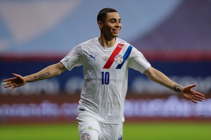 Miguel Almirón celebra el triunfo de Paraguay ante la selección chilena