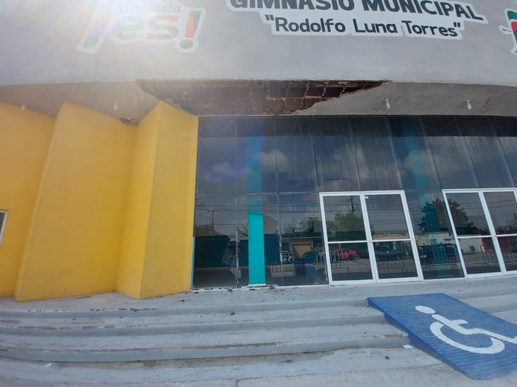 Cae un pedazo del techo del Gimnasio ‘Rodolfo Luna’