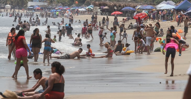 Playas en Sinaloa lucieron saturadas pese al aumento de casos COVID-19