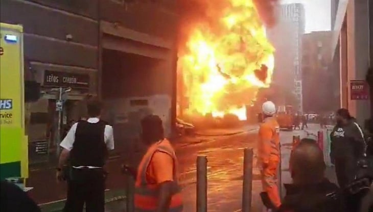 VIDEOS: Se declara un fuerte incendio en una estación de tren de Londres