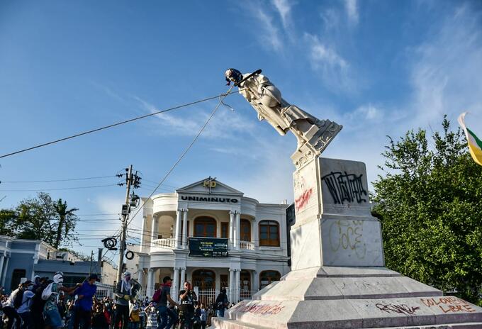 Manifestantes derriban estatua de Colón en ciudad colombiana de Barranquilla
