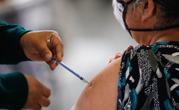 Vacunan a mayores de 18 años en municipios fronterizos de Sonora