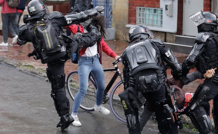 La Policía agrede a dos periodistas y a joven durante protestas en Bogotá