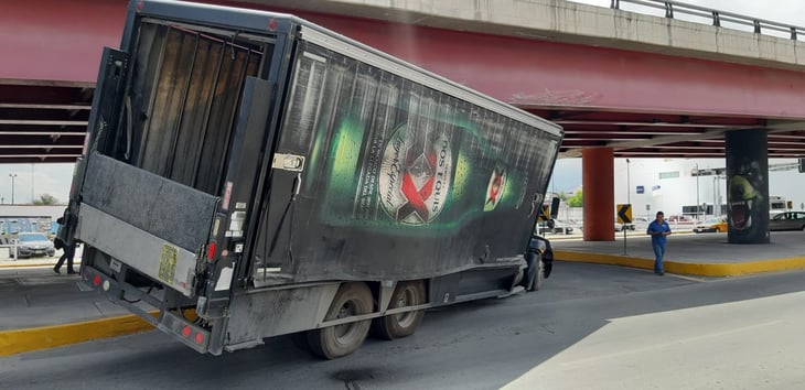Camión se atora debajo de puente en Monclova