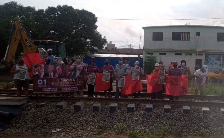 Protestan en vías del tren en Salina Cruz, Oaxaca
