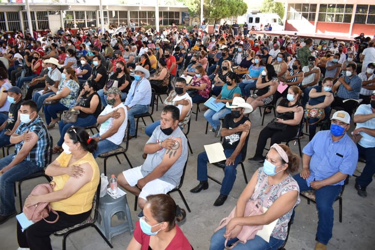 Se molestan más de 400 porque no alcanzaron vacunarse antiCOVID-19 en Castaños