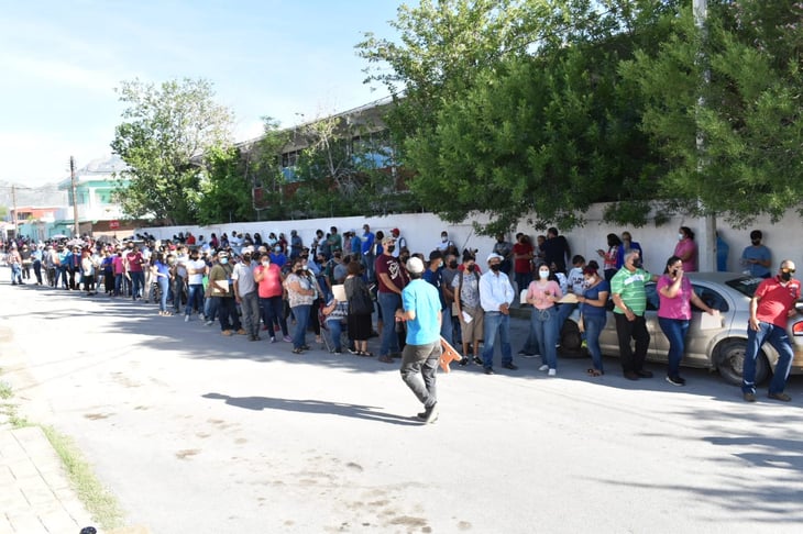 Hacen fila 1,400 personas en Castaños y aplican mil dosis antiCOVID-19