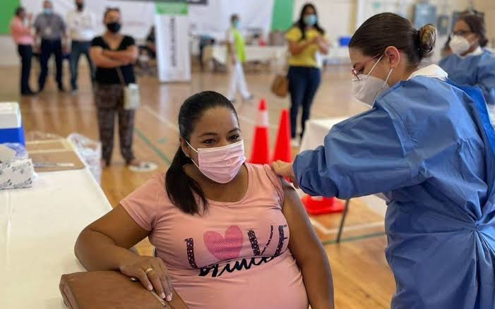 Vacunan contra el COVID-19 a 155 embarazadas de Frontera