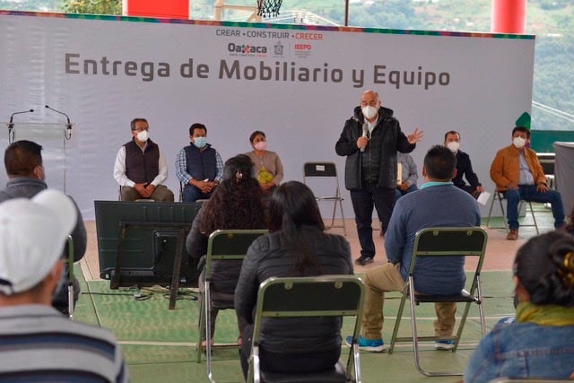 Entrega IEEPO mobiliario y equipo a 20 escuelas de la región Cañada