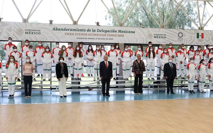 Los atletas que conformaron las 2 escoltas de la Delegación Mexicana