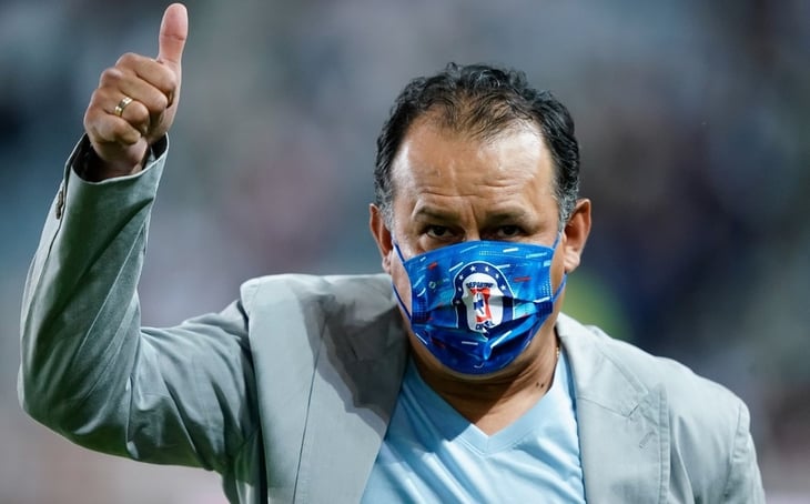 Cruz Azul renueva contrato de a su técnico campeón, Juan Reynoso