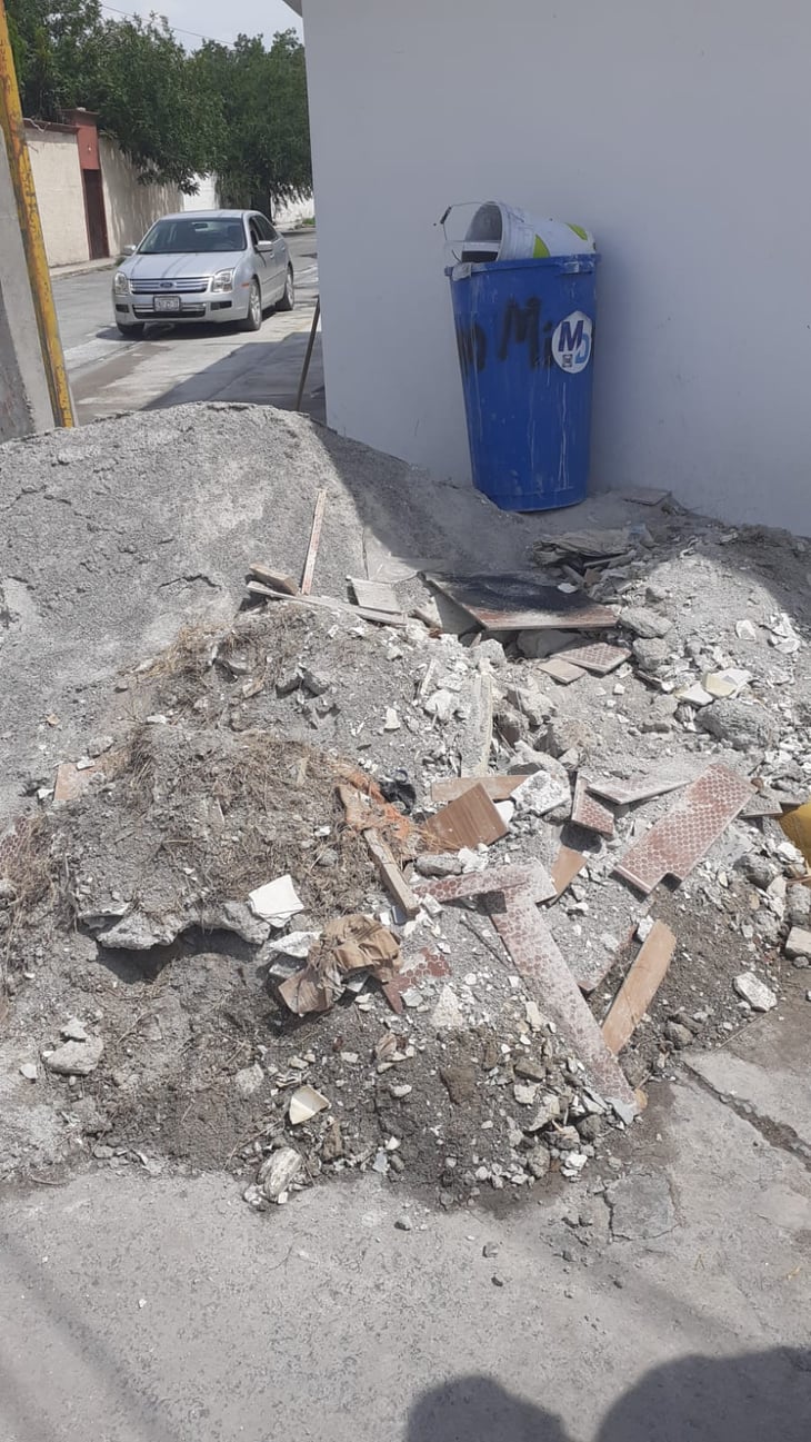Escombro causa pleito entre unos vecinos en Monclova