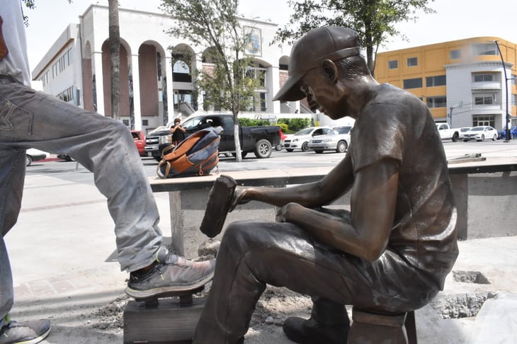 Colocan esculturas en la plaza principal de Monclova 